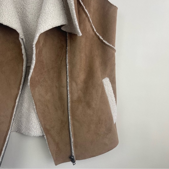 Cupcakes and Cashmere Vest Size Medium - Picture 4 of 6